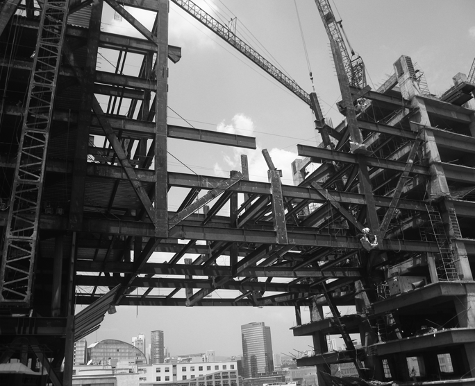 Estructura pesada de acero en edificación contemporánea